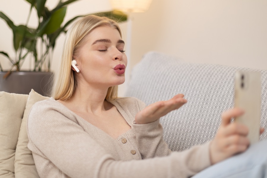 Which ai girlfriend apps offer voice calls and real-time audio?
